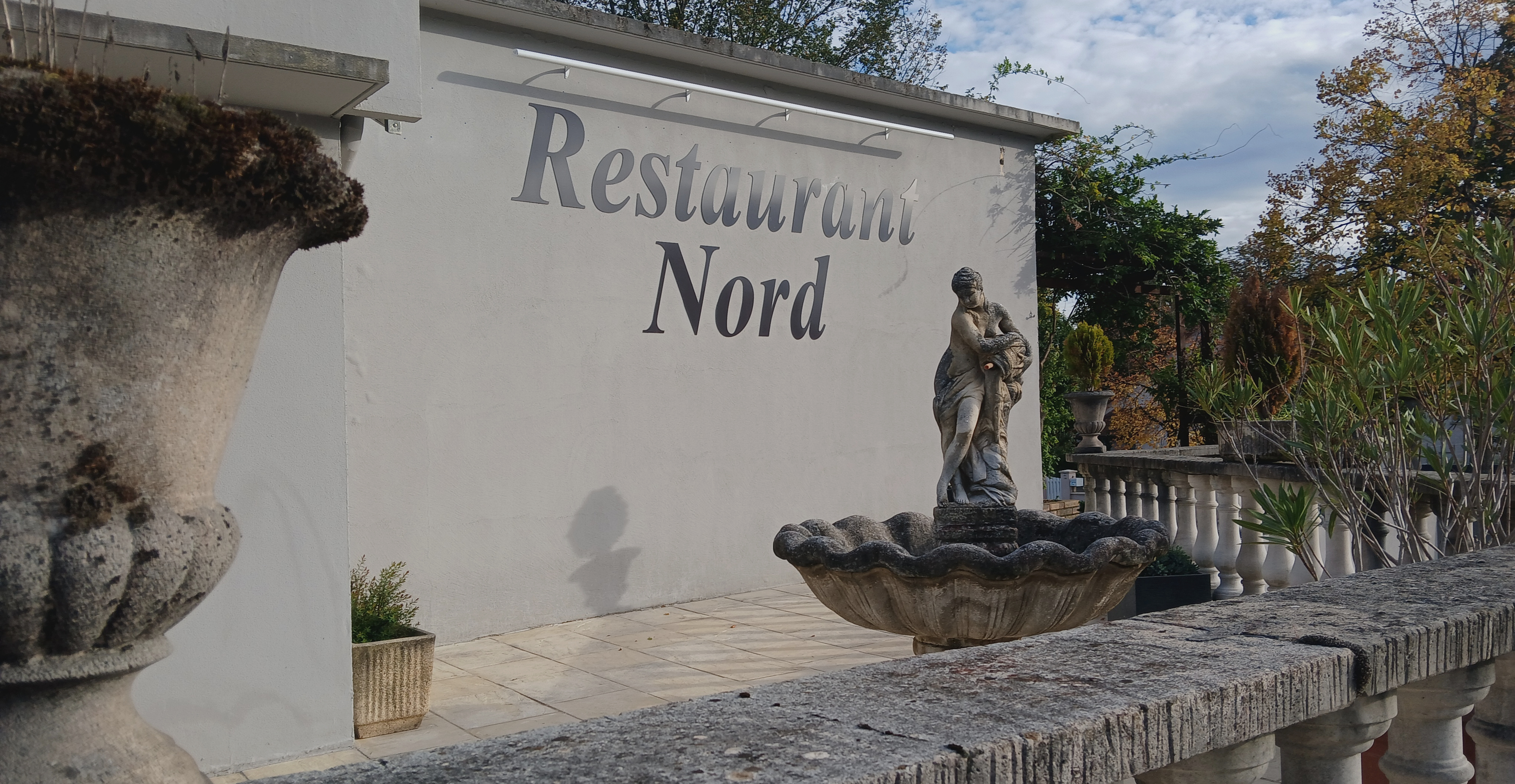 Salle et façade du Restaurant Nord à Lons-le-Saunier